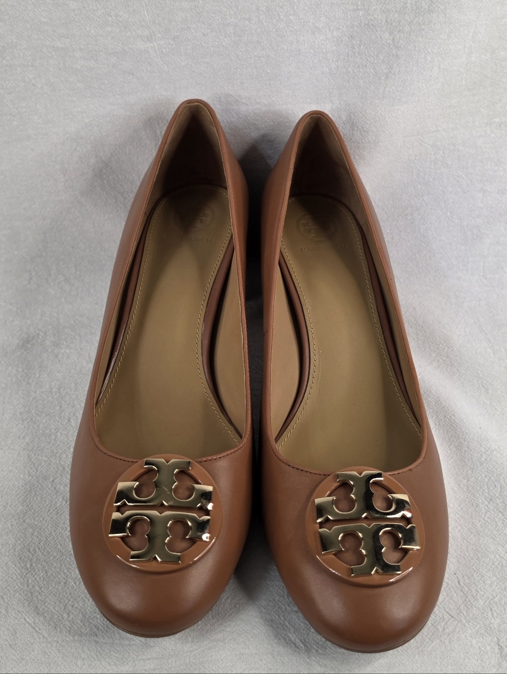 Tory Burch Tan Leather Gigi Block Heel Pumps Gold Double T Logo Size 9.5 - Picture 8 of 10